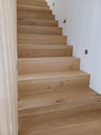 obložení schodů třívrstvou dřevěnou podlahou 