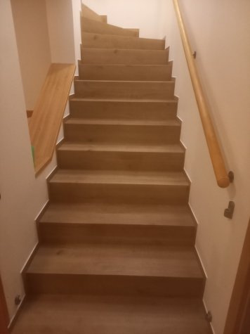 schody po montáži SPC DUB RUSTIK