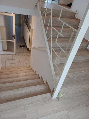 renovace schodů vinylovou podlahou Wenninger vč. nivelizace schodů a podesty