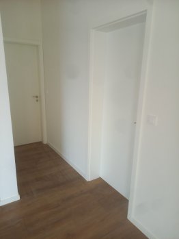 podlaha SPC Girona , bílé dveře UNO 210cm