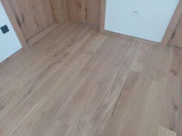 dodání a montáž třívrstvé lepené podlahy dub povrchová úprava olej - celoplošné lepení