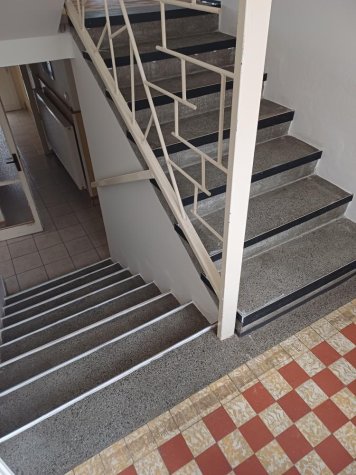stav schodů před renovací 